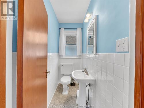 11 College Street, Chatham, ON - Indoor Photo Showing Bathroom