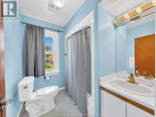 11 College Street, Chatham, ON - Indoor Photo Showing Bathroom