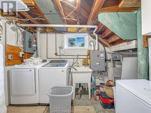 11 College Street, Chatham, ON - Indoor Photo Showing Laundry Room