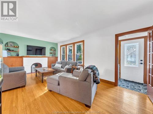 11 College Street, Chatham, ON - Indoor Photo Showing Living Room