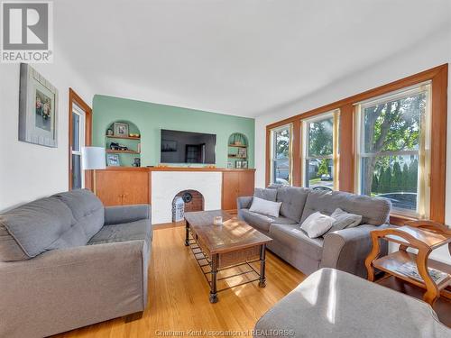 11 College Street, Chatham, ON - Indoor Photo Showing Living Room