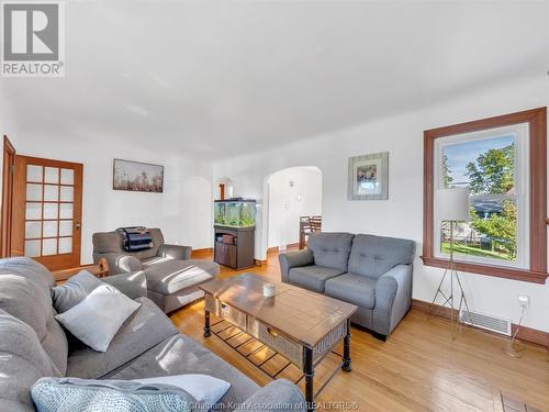 11 College Street, Chatham, ON - Indoor Photo Showing Living Room