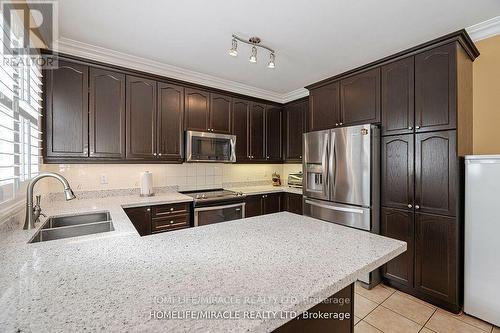 37 Everingham Circle, Brampton, ON - Indoor Photo Showing Kitchen With Stainless Steel Kitchen With Double Sink With Upgraded Kitchen