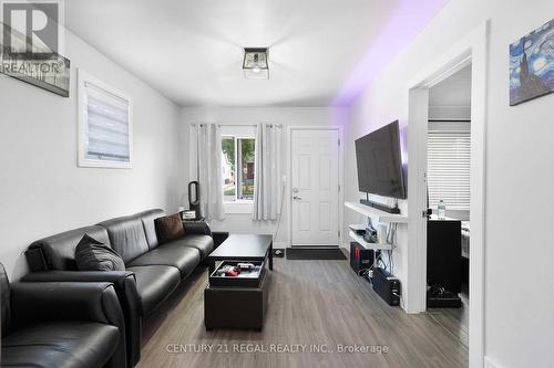 2325 Chandler Road, Windsor, ON - Indoor Photo Showing Living Room