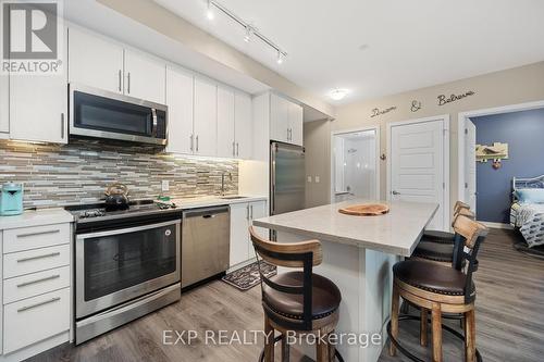 B107 - 271 Sea Ray Avenue, Innisfil, ON - Indoor Photo Showing Kitchen With Upgraded Kitchen