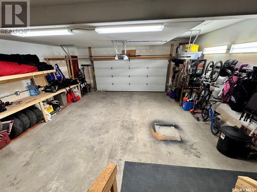 422 Willowgrove Crescent, Saskatoon, SK - Indoor Photo Showing Garage