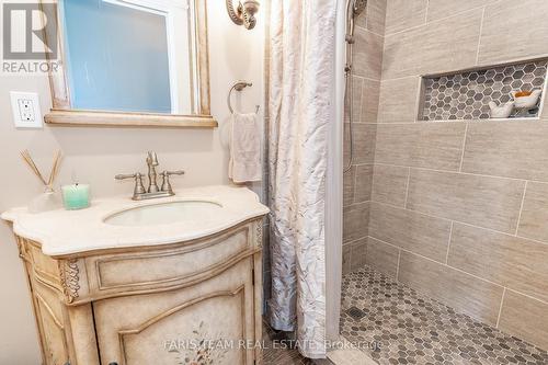 54 Nelson Street W, New Tecumseth, ON - Indoor Photo Showing Bathroom