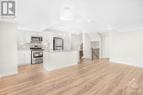 621 Makwa, Ottawa, ON - Indoor Photo Showing Kitchen With Stainless Steel Kitchen