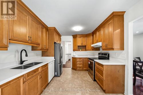 7 Copland Trail, Aurora, ON - Indoor Photo Showing Kitchen With Double Sink