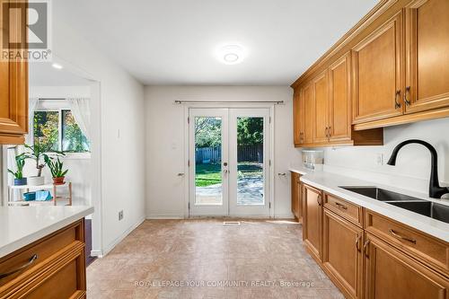 7 Copland Trail, Aurora, ON - Indoor Photo Showing Kitchen With Double Sink