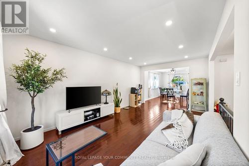 7 Copland Trail, Aurora, ON - Indoor Photo Showing Living Room