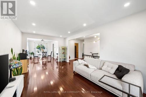 7 Copland Trail, Aurora, ON - Indoor Photo Showing Living Room