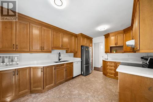 7 Copland Trail, Aurora, ON - Indoor Photo Showing Kitchen With Double Sink