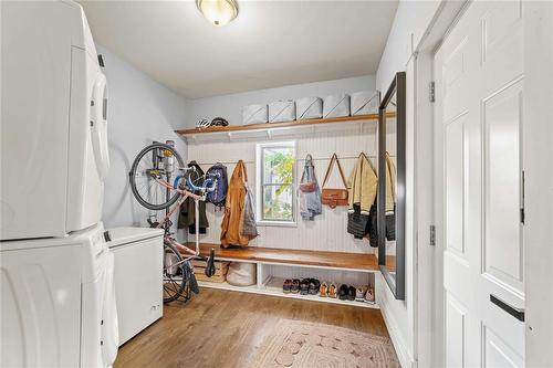 94 Walnut Street, Winnipeg, MB - Indoor Photo Showing Laundry Room