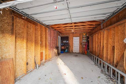 94 Walnut Street, Winnipeg, MB - Indoor Photo Showing Garage