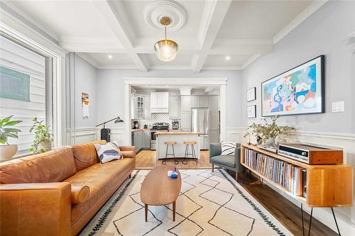 94 Walnut Street, Winnipeg, MB - Indoor Photo Showing Living Room