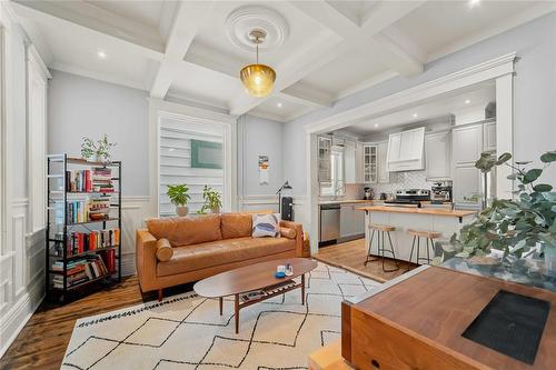 94 Walnut Street, Winnipeg, MB - Indoor Photo Showing Living Room