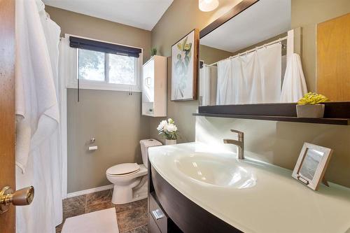 26 West Avenue, Winnipeg, MB - Indoor Photo Showing Bathroom