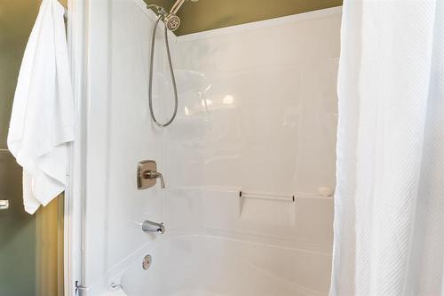 26 West Avenue, Winnipeg, MB - Indoor Photo Showing Bathroom