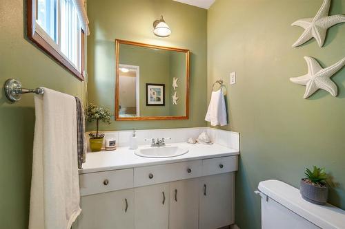 26 West Avenue, Winnipeg, MB - Indoor Photo Showing Bathroom