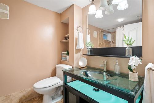 26 West Avenue, Winnipeg, MB - Indoor Photo Showing Bathroom