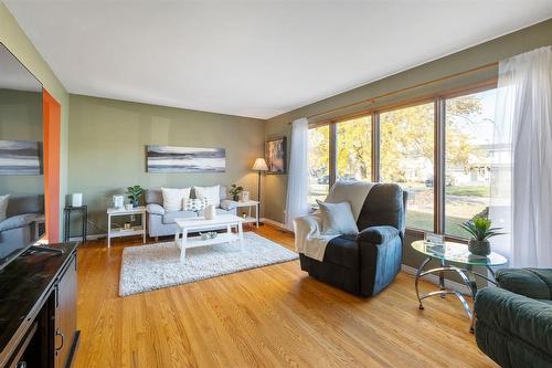 26 West Avenue, Winnipeg, MB - Indoor Photo Showing Living Room