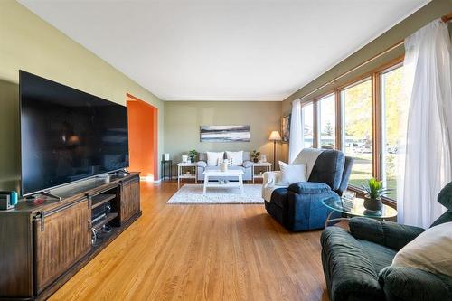 26 West Avenue, Winnipeg, MB - Indoor Photo Showing Living Room