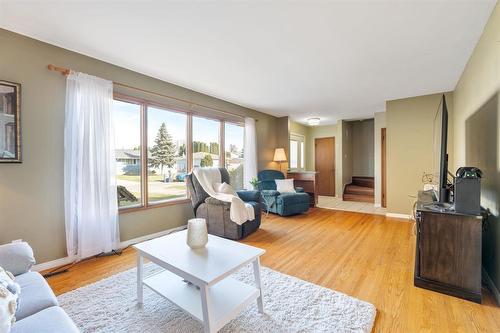 26 West Avenue, Winnipeg, MB - Indoor Photo Showing Living Room