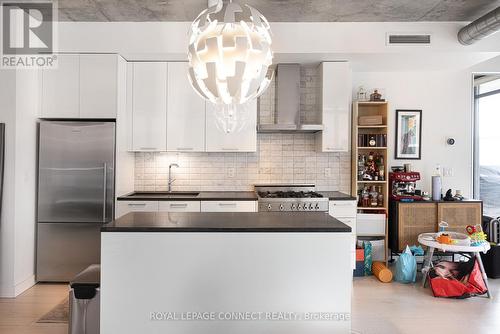 412 - 90 Broadview Avenue, Toronto, ON - Indoor Photo Showing Kitchen