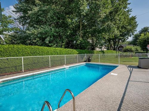 Piscine - 6 Rue Verdi, Saint-Jean-Sur-Richelieu, QC 