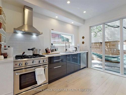 4 Treford Pl, Toronto, ON - Indoor Photo Showing Kitchen With Upgraded Kitchen