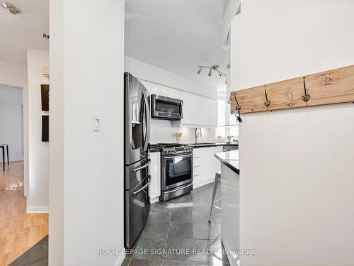 301-2371 Queen St E, Toronto, ON - Indoor Photo Showing Kitchen