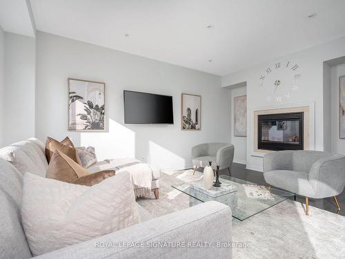 36 Philips View Cres, Richmond Hill, ON - Indoor Photo Showing Living Room