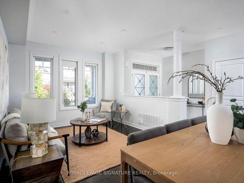 36 Philips View Cres, Richmond Hill, ON - Indoor Photo Showing Living Room