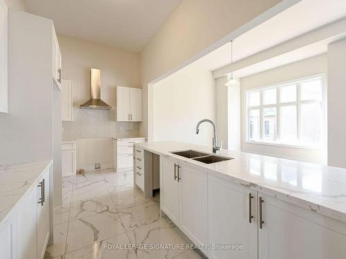 3448 Mosley Gate, Oakville, ON - Indoor Photo Showing Kitchen With Double Sink With Upgraded Kitchen