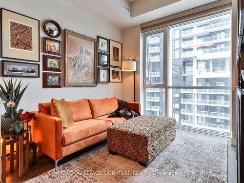 704-75 The Donway  W, Toronto, ON - Indoor Photo Showing Living Room