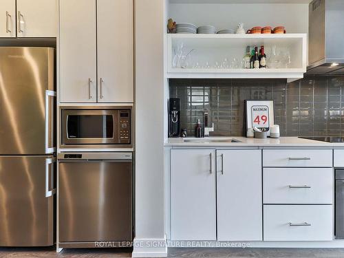 704-75 The Donway  W, Toronto, ON - Indoor Photo Showing Kitchen