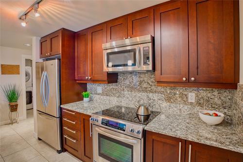 501-75 Martin Street, Penticton, BC - Indoor Photo Showing Kitchen