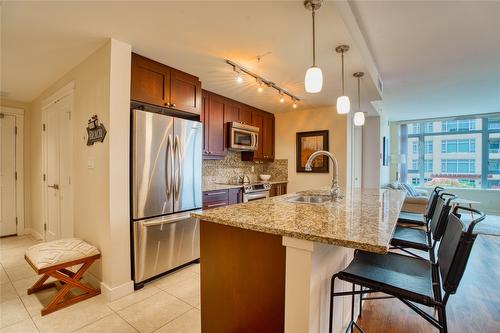 501-75 Martin Street, Penticton, BC - Indoor Photo Showing Kitchen