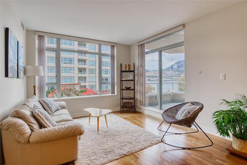 501-75 Martin Street, Penticton, BC - Indoor Photo Showing Living Room