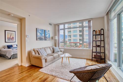 501-75 Martin Street, Penticton, BC - Indoor Photo Showing Living Room