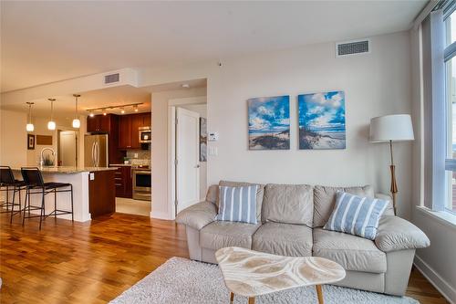 501-75 Martin Street, Penticton, BC - Indoor Photo Showing Living Room