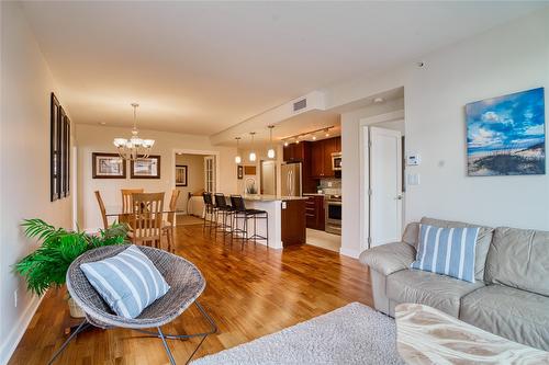 501-75 Martin Street, Penticton, BC - Indoor Photo Showing Living Room