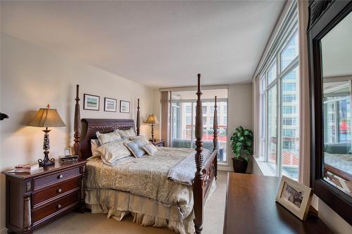 501-75 Martin Street, Penticton, BC - Indoor Photo Showing Bedroom