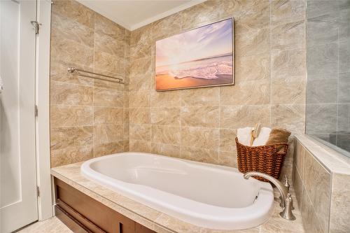 501-75 Martin Street, Penticton, BC - Indoor Photo Showing Bathroom