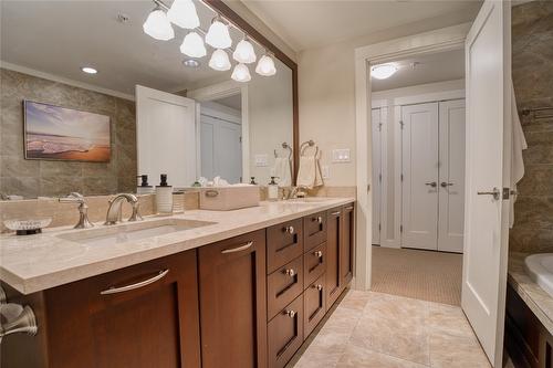 501-75 Martin Street, Penticton, BC - Indoor Photo Showing Bathroom