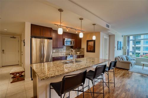 501-75 Martin Street, Penticton, BC - Indoor Photo Showing Kitchen With Double Sink With Upgraded Kitchen