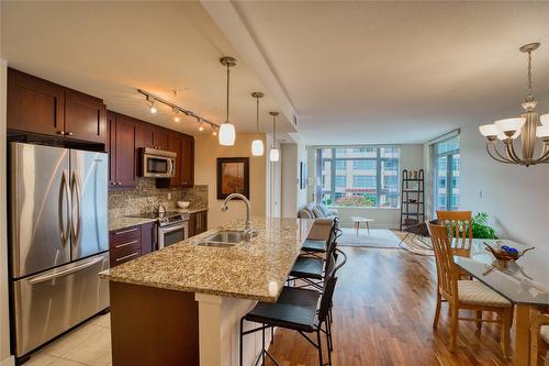 501-75 Martin Street, Penticton, BC - Indoor Photo Showing Kitchen With Double Sink With Upgraded Kitchen