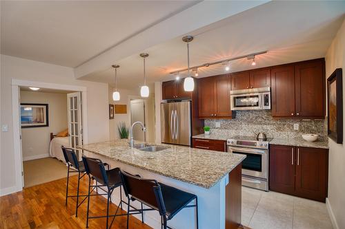 501-75 Martin Street, Penticton, BC - Indoor Photo Showing Kitchen With Double Sink With Upgraded Kitchen