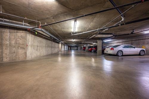 102-3808 35 Avenue, Vernon, BC - Indoor Photo Showing Garage